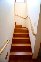 階段はコーナーが２段上がりになり、老後も安心して使用できる仕様になります。